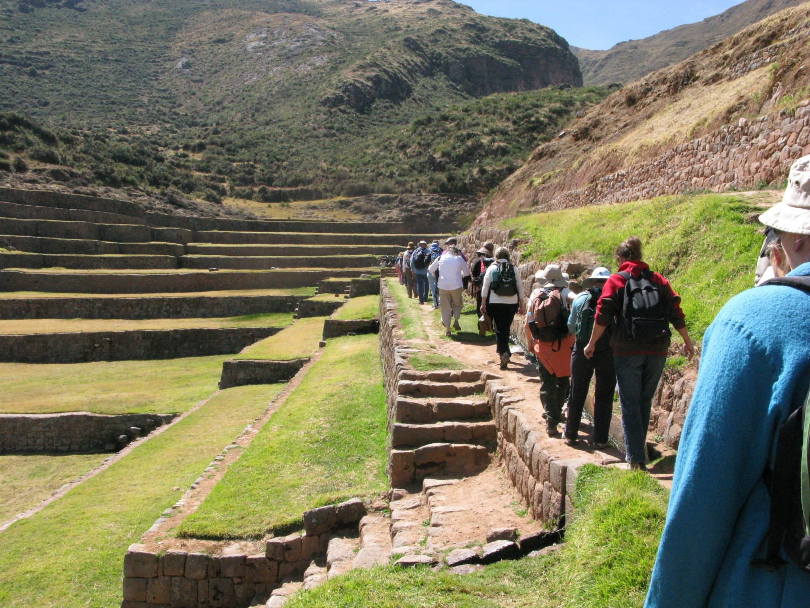 Прогулки туристов по Типону – фотографии Перу