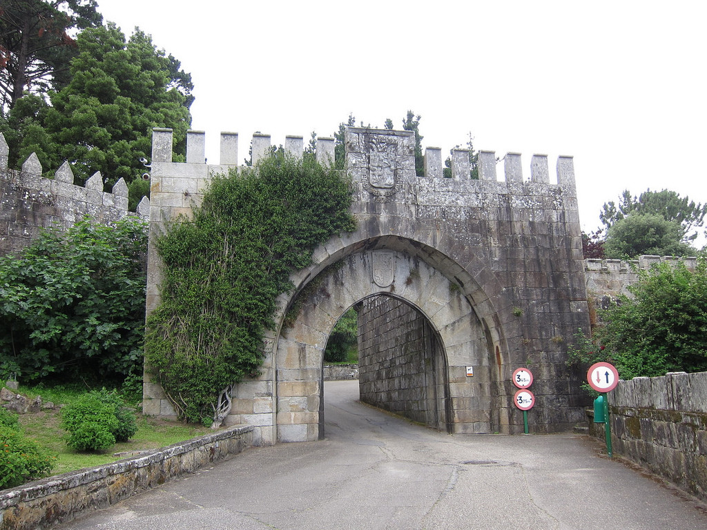 Ворота замка Монтерреал – фотографии Испании