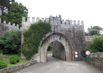 Ворота замка Монтерреал – фотографии Испании