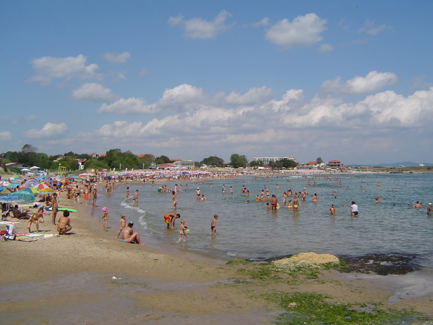 Люди на пляже в Лозенец, Болгария. Фото 1 – фотографии Болгарии