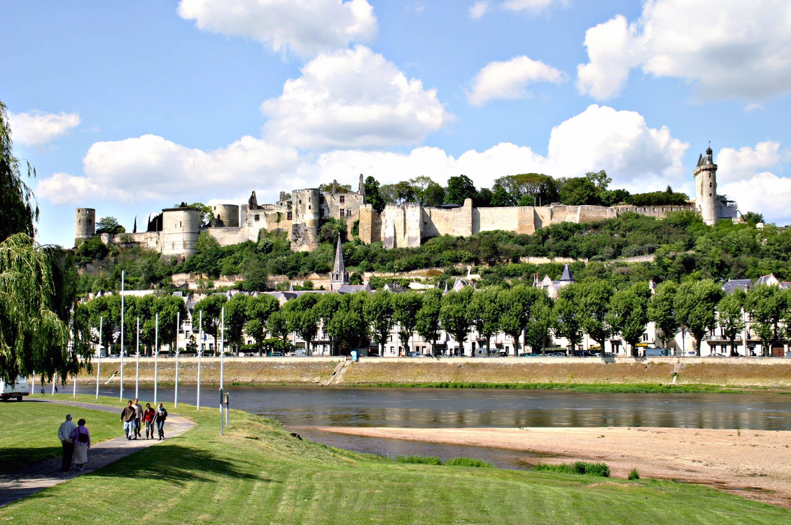 Набережная в Шиноне, Франция – фотографии Франции