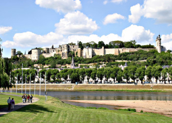 Набережная в Шиноне, Франция – фотографии Франции