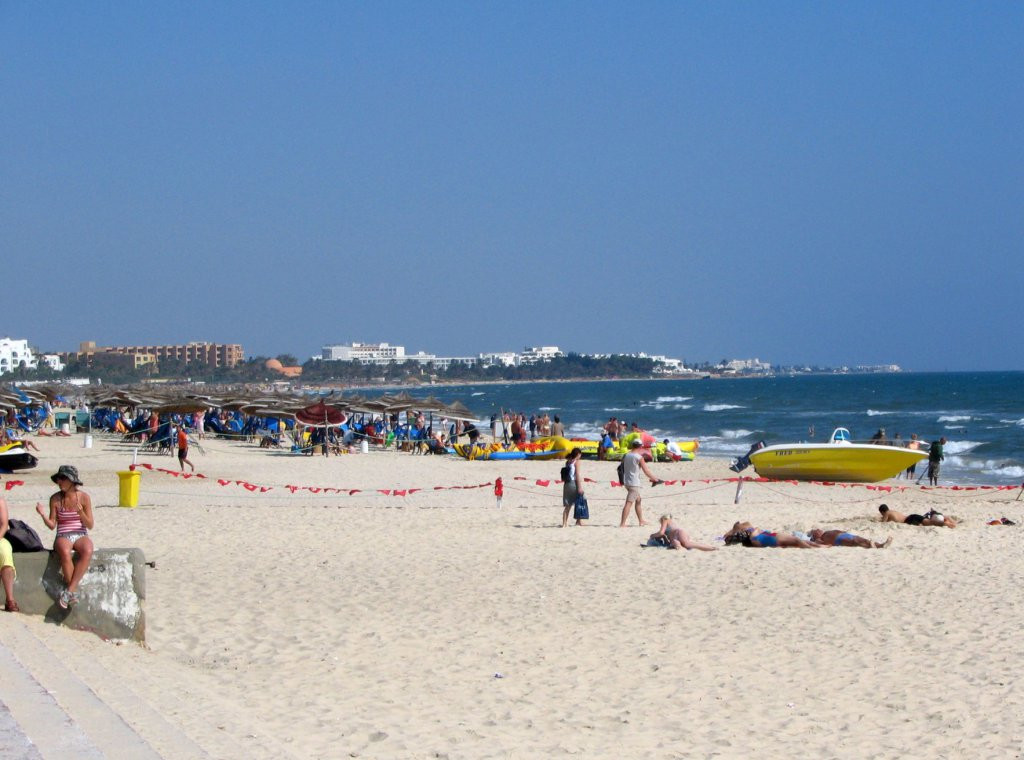 Люди на пляже, Северный Тунис – фотографии Туниса