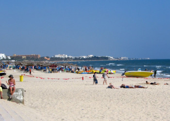 Люди на пляже, Северный Тунис – фотографии Туниса