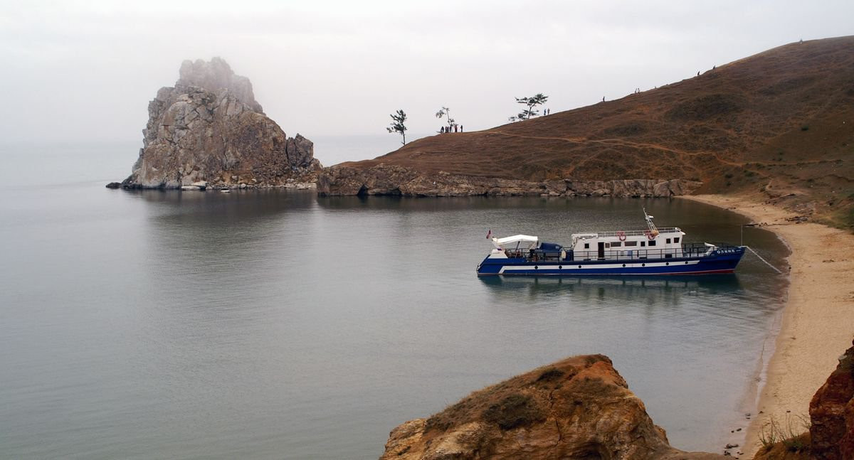 Катер у берега Байкала, Россия. Фото 4 – фотографии России