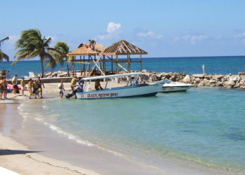 Туристы на пляже в Ранэвэй Бэй, Ямайка – фотографии Ямайки