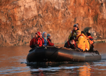 Туристы у острова Врангеля на Чукотке – фотографии России
