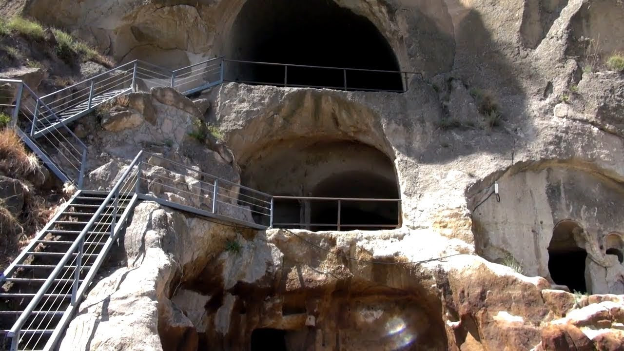 Недалеко от монастыря Вардзия есть небольшая инфраструктура в виде кафе и отеля – фотографии Грузии