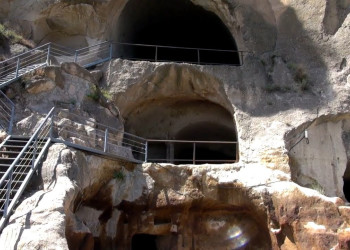 Недалеко от монастыря Вардзия есть небольшая инфраструктура в виде кафе и отеля – фотографии Грузии