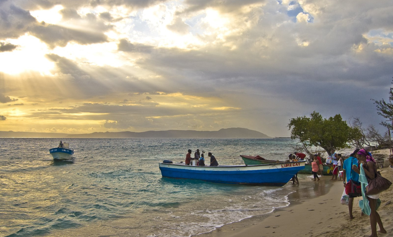 Туристы на Пляже в Лайм Кей, Ямайка – фотографии Ямайки