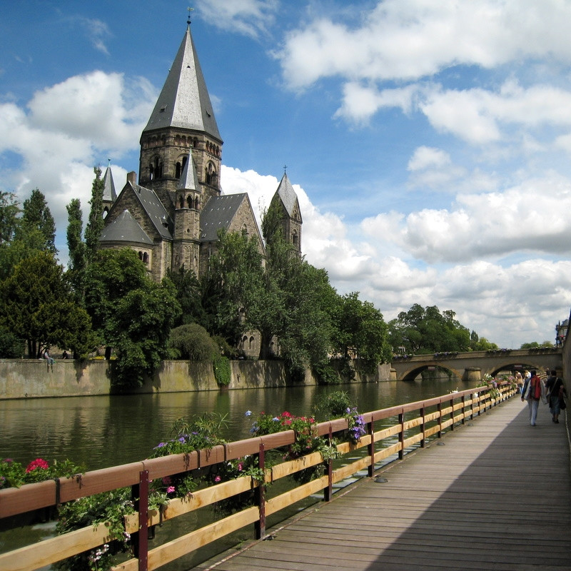 Набережная в Мец, Франция – фотографии Франции