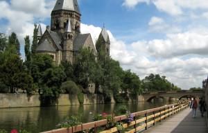 Набережная в Мец, Франция – фотографии Франции