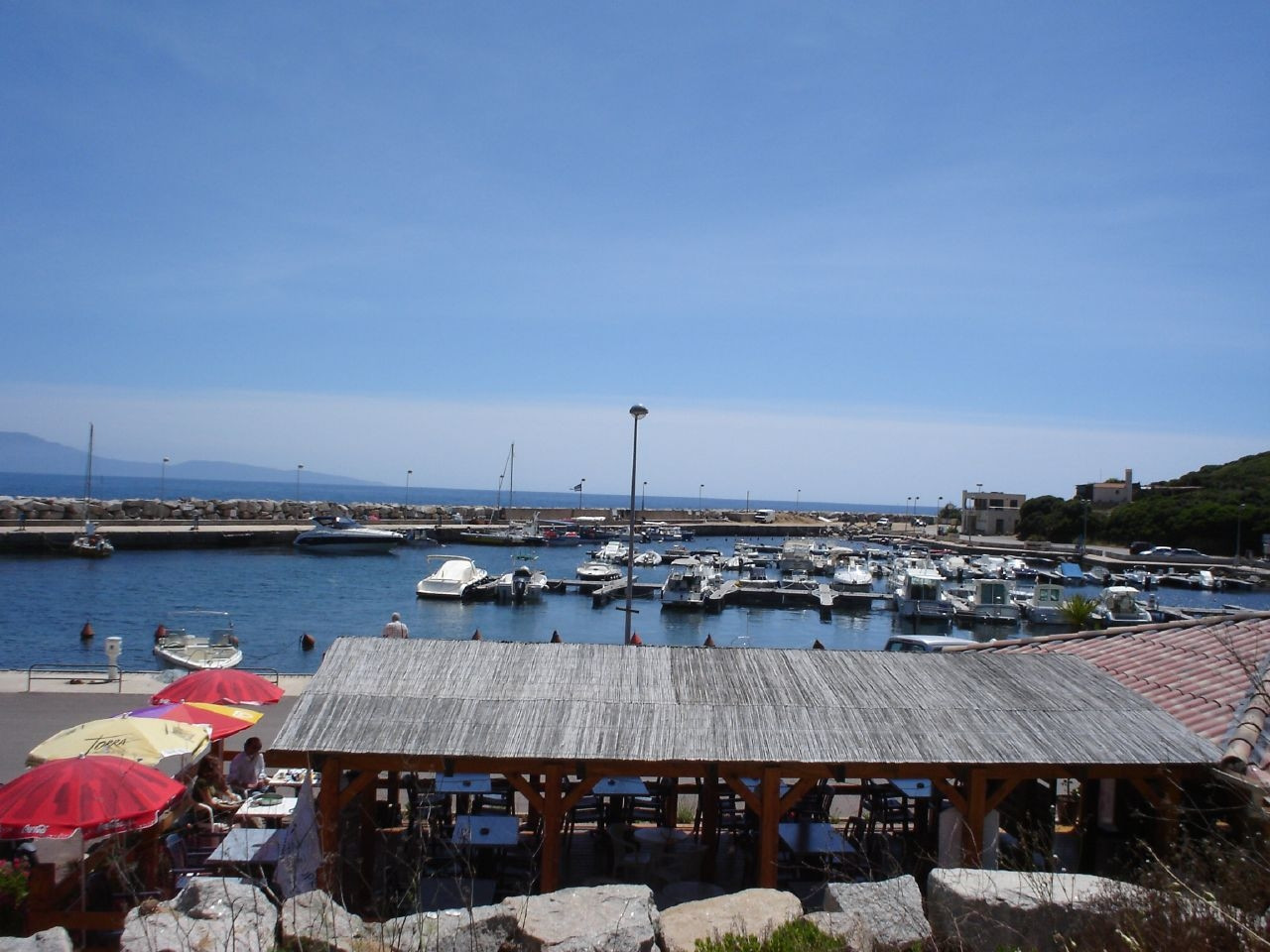 Кафе на причале в Каржезе, Франция – фотографии Франции