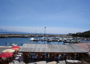 Кафе на причале в Каржезе, Франция – фотографии Франции