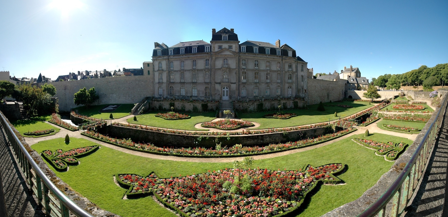Замок в Ванне, Франция – фотографии Франции