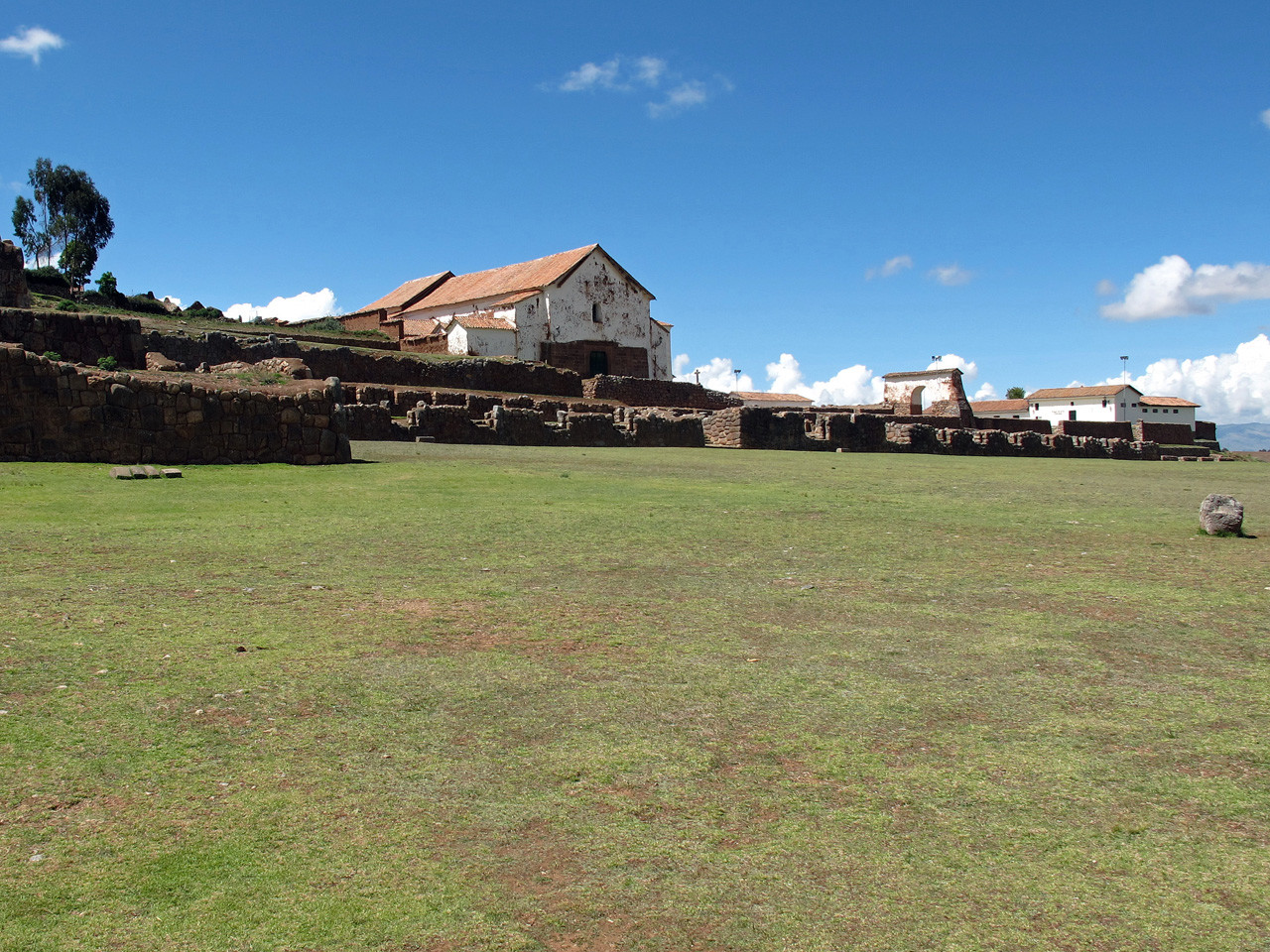 Остатки сооружений инков в Чинчеро – фотографии Перу