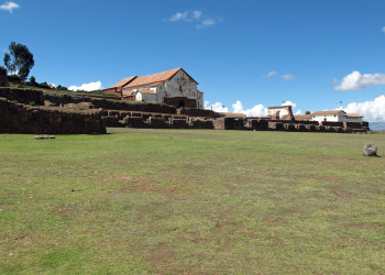 Остатки сооружений инков в Чинчеро – фотографии Перу