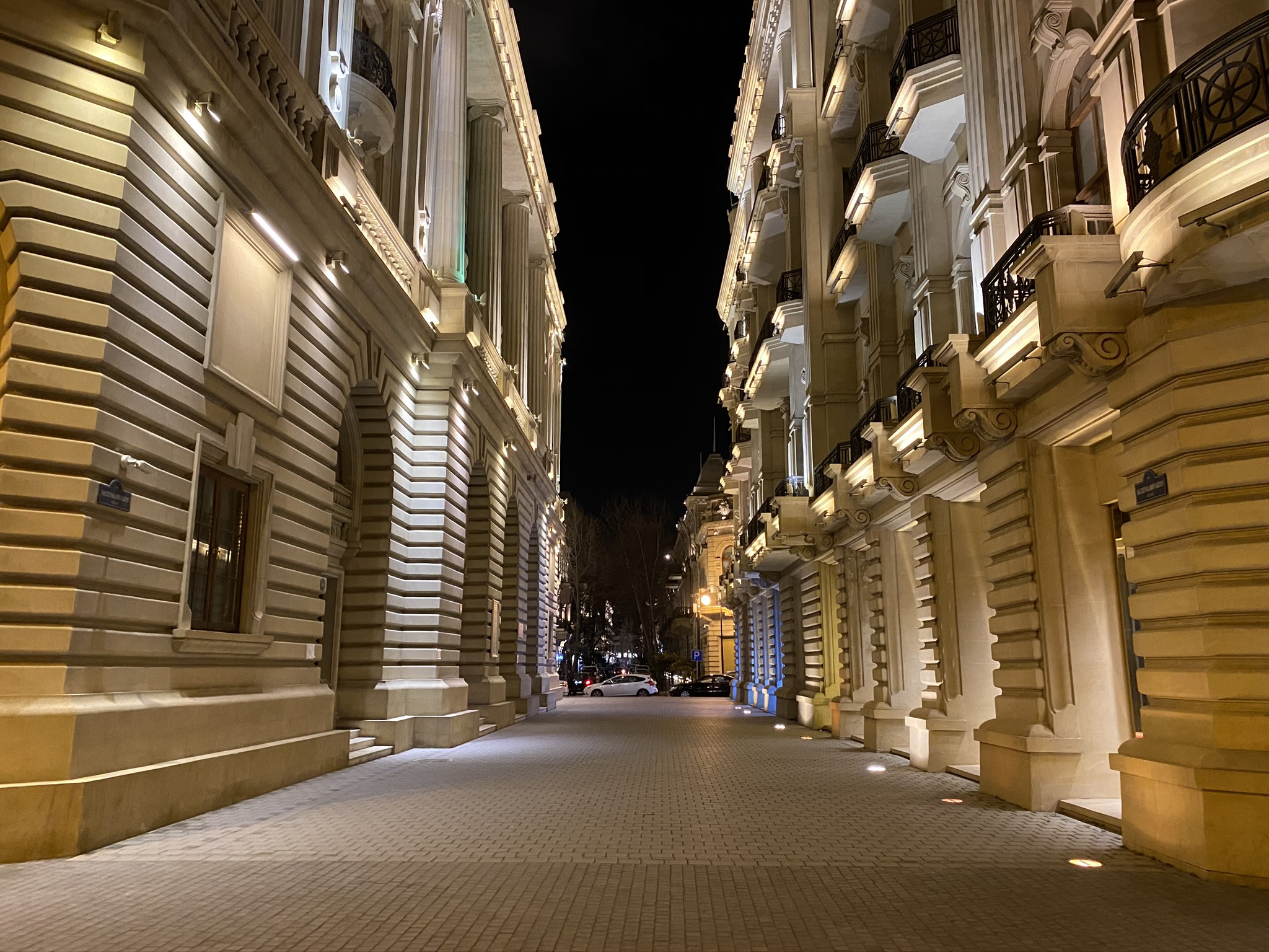 Красивые здания в центре Баку у проспекта Нефтяников поздно вечером – фотографии Азербайджана