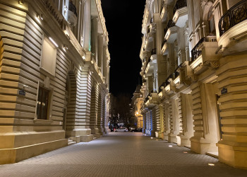 Красивые здания в центре Баку у проспекта Нефтяников поздно вечером – фотографии Азербайджана