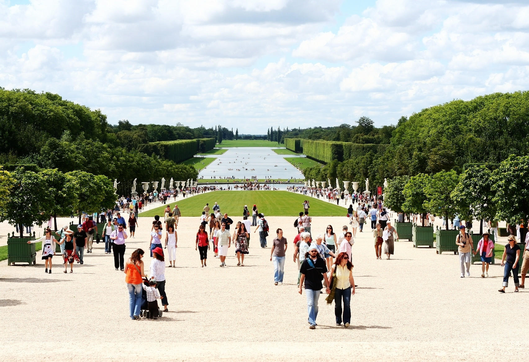 Люди в Версале, Франция – фотографии Франции