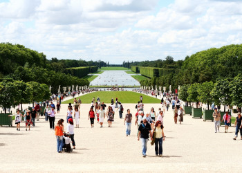 Люди в Версале, Франция – фотографии Франции