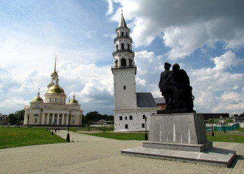 Невьянская башня в городке Невьянск – фотографии России