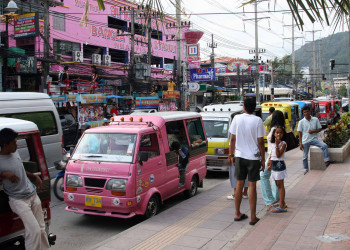 Транспорт на улице в Патонг-Бич, Тайланд – фотографии Таиланда