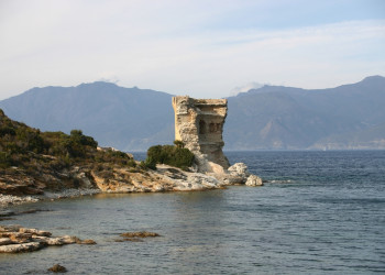 Развалины на берегу в Сен-Флоране, Франция – фотографии Франции