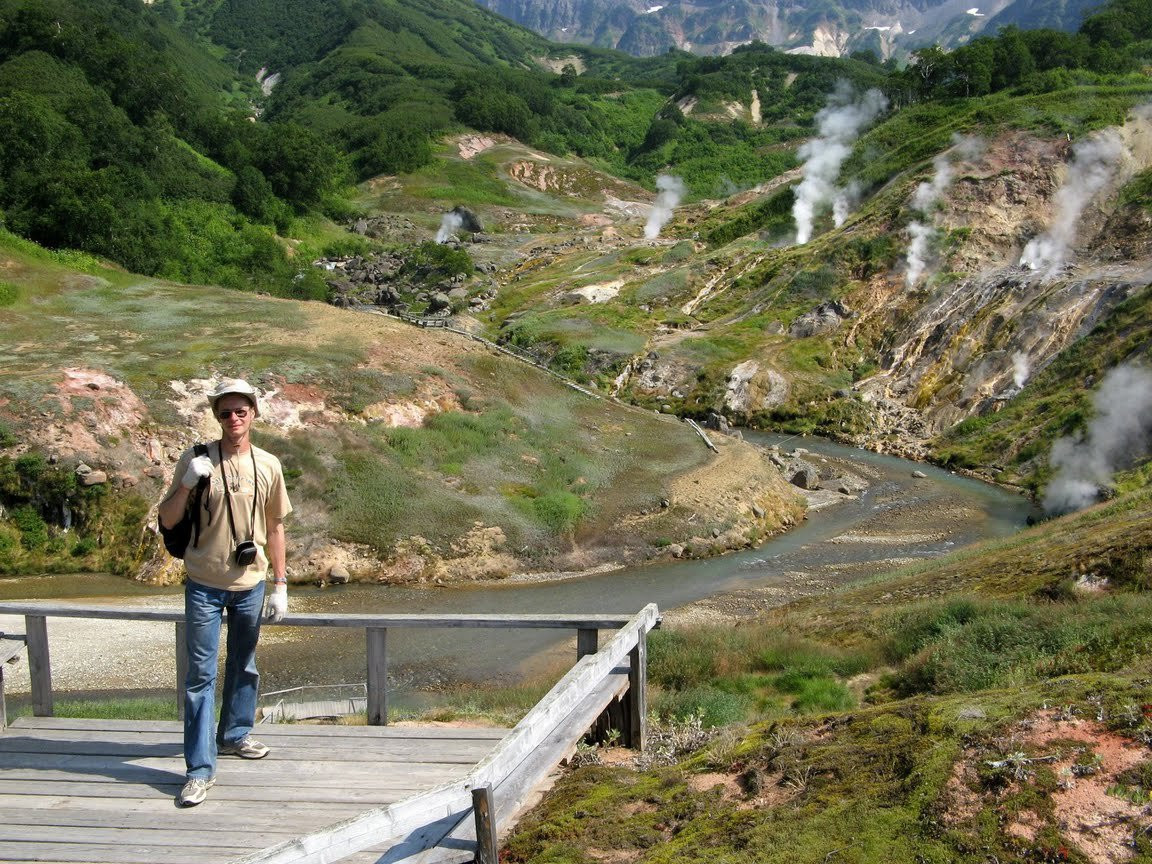 Турист в Долине гейзеров, Россия. Фото 4 – фотографии России