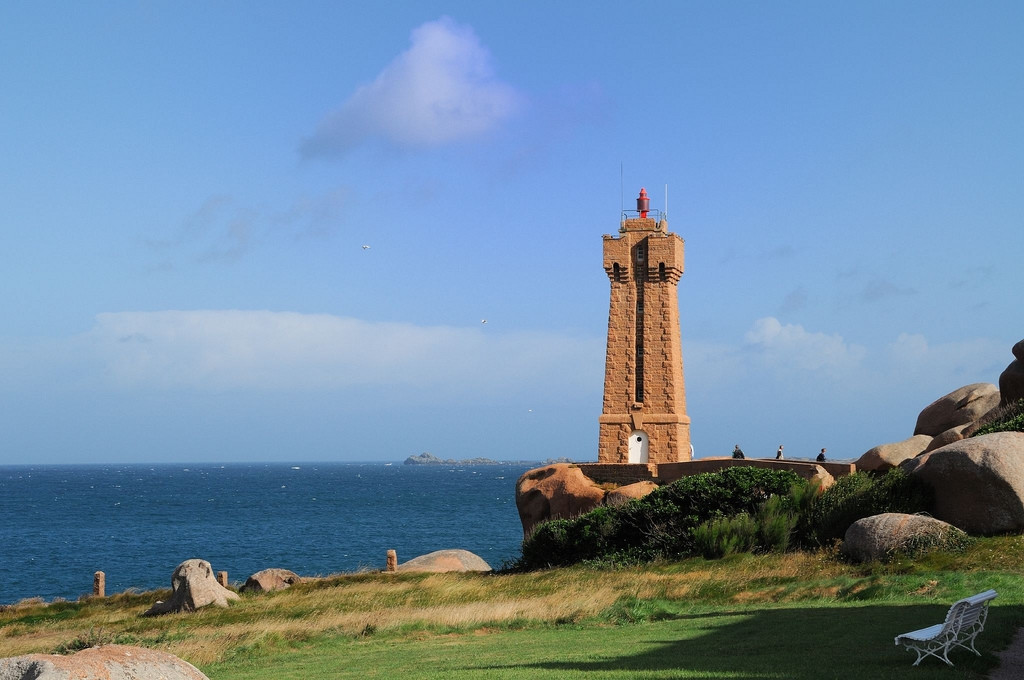 Маяк в Плуманаке, Франция – фотографии Франции