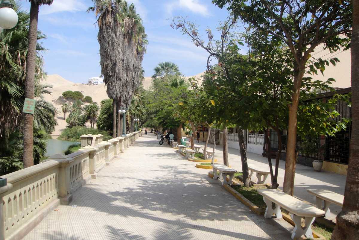 Набережная вокруг озера в оазисе Хуакачина (Huacachina) – фотографии Перу