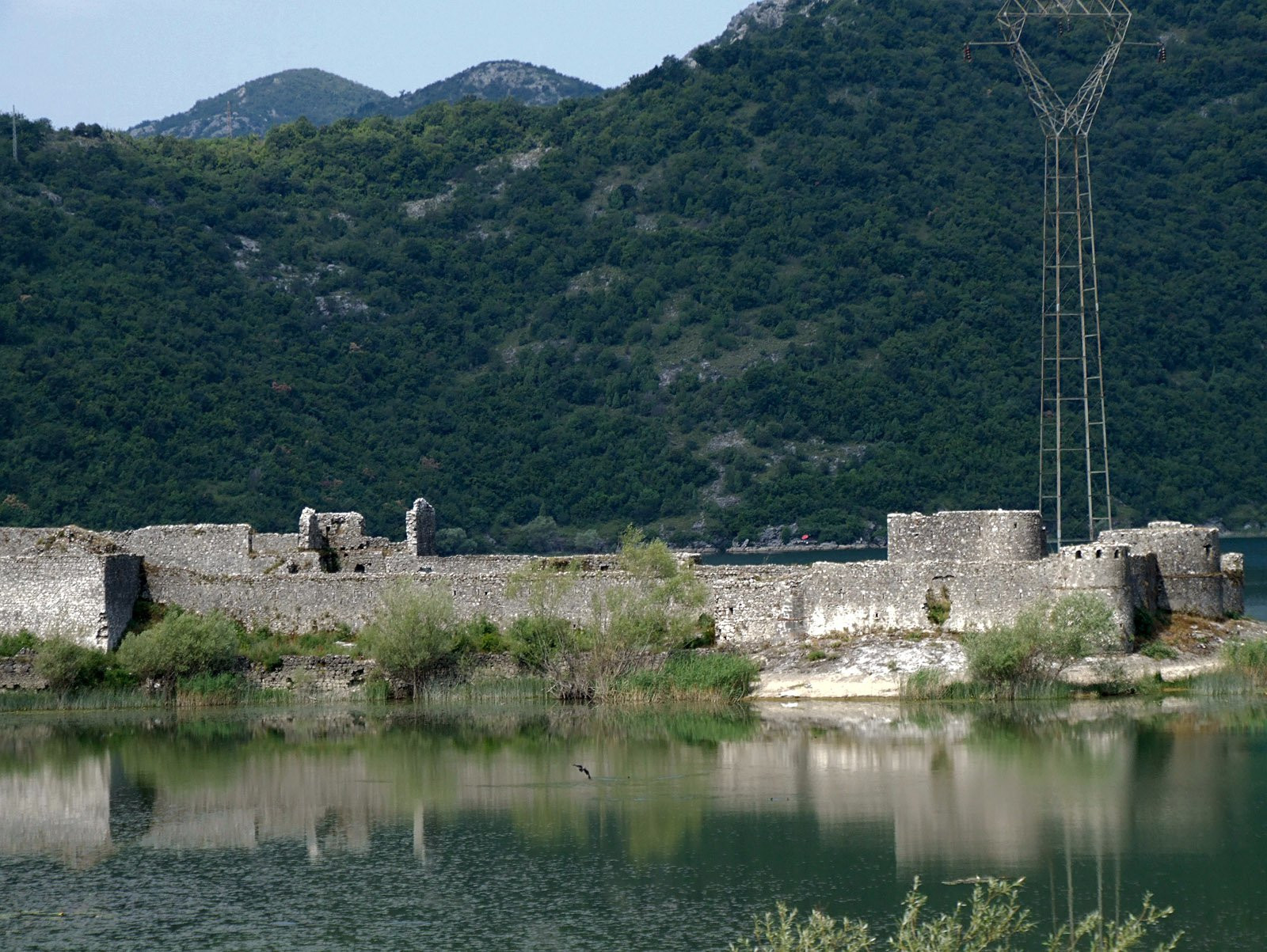 Развалины в Национальном парке, Черногория – фотографии Черногории