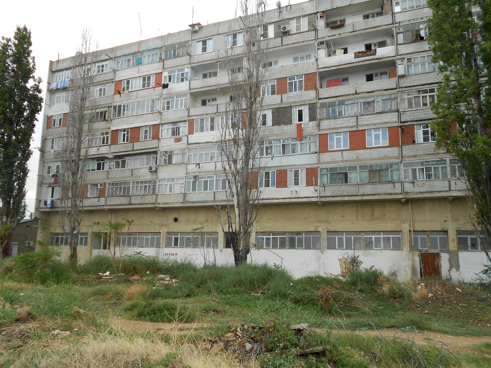 "Ухоженные" территории возле жилых домов в Дербенте – фотографии России