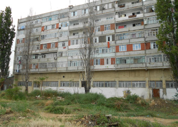 "Ухоженные" территории возле жилых домов в Дербенте – фотографии России