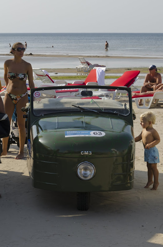 Ретро машины на пляже Юрмалы в Латвии – фотографии Латвии