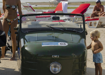 Ретро машины на пляже Юрмалы в Латвии – фотографии Латвии