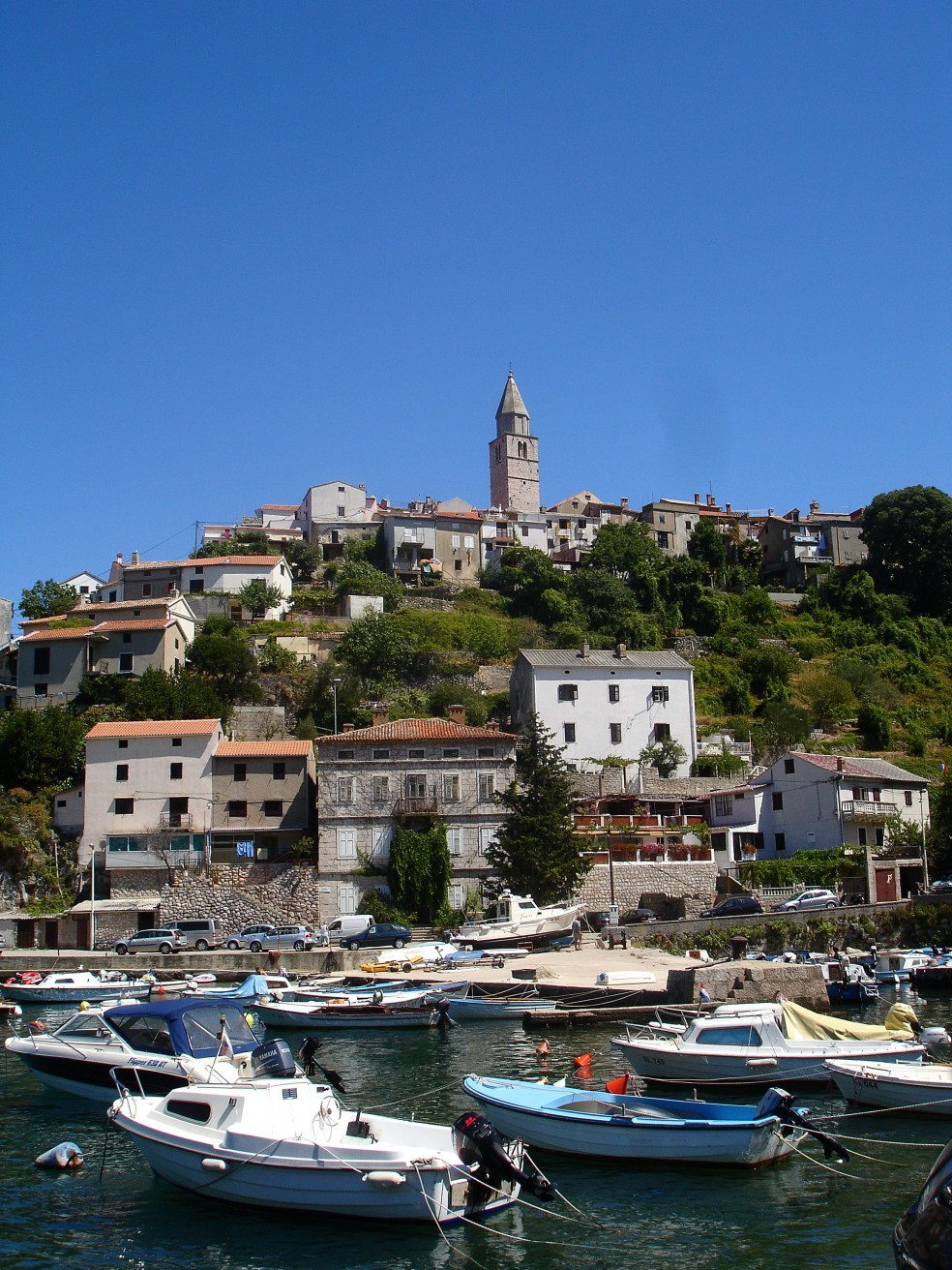 Лодки у причала в Врбник, Хорватия – фотографии Хорватии