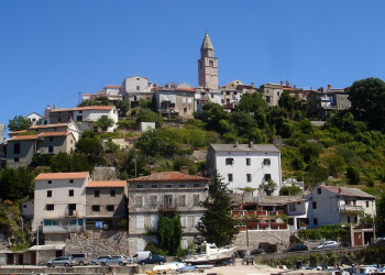 Лодки у причала в Врбник, Хорватия – фотографии Хорватии