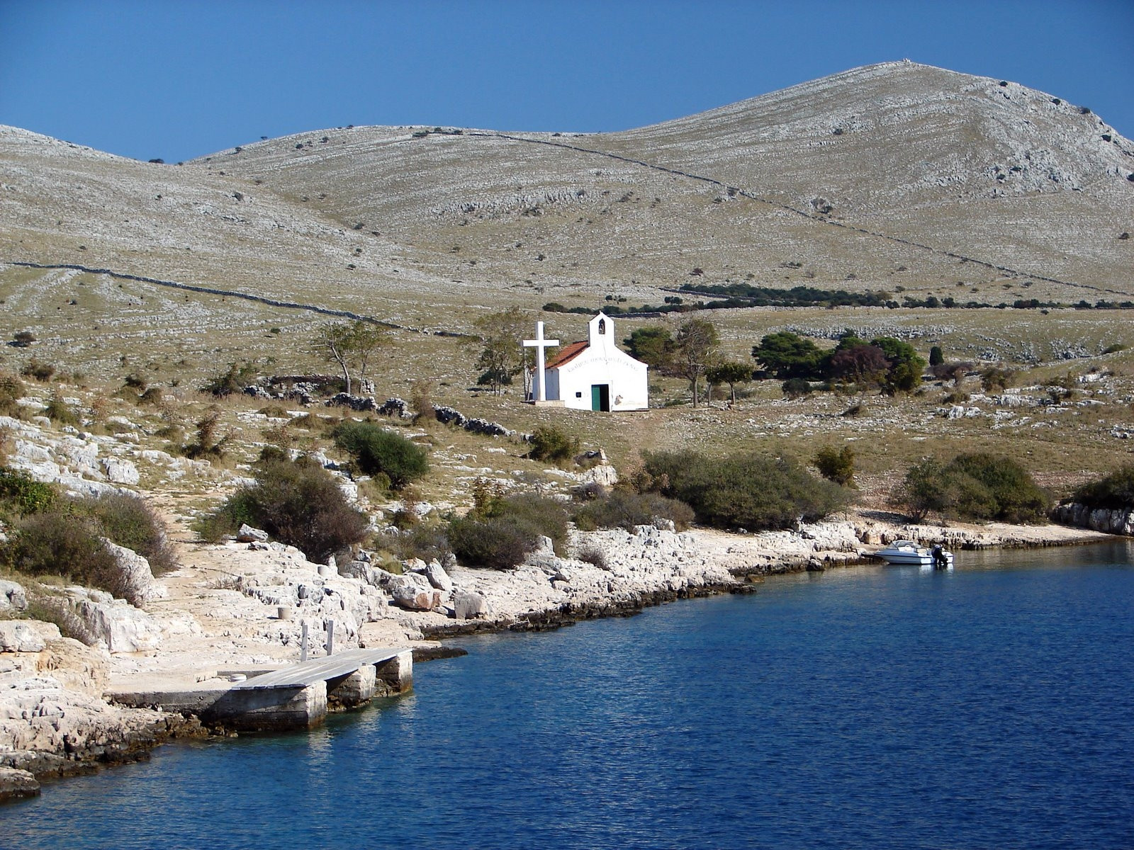 Церковь на берегу в Корнати, Хорватия – фотографии Хорватии