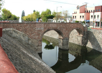 Канал в Сантьяго-де-Керетаро, Мексика – фотографии Мексики