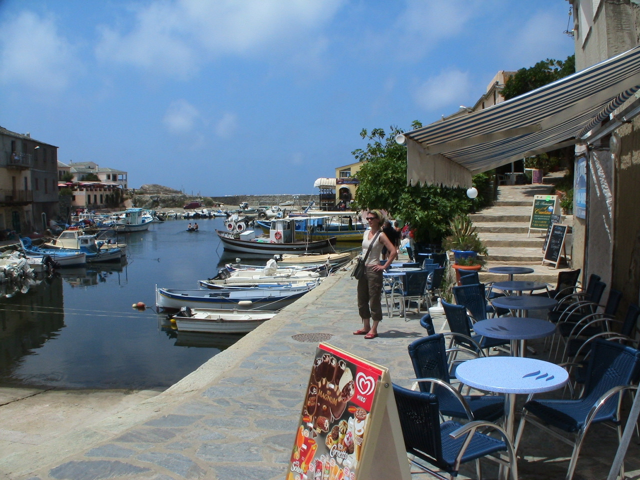 Кафе на причале в Эрбалунге, Франция. Фото 1 – фотографии Франции