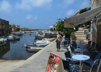 Кафе на причале в Эрбалунге, Франция. Фото 1 – фотографии Франции