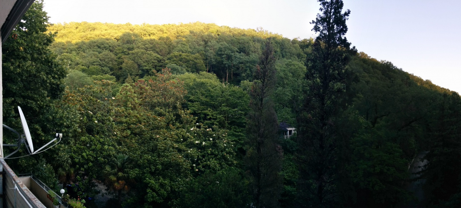 Вид с балкона в посёлке Южный, район Туапсе. Фото 1 – фотографии России