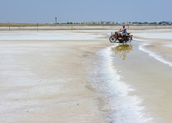 Отдыхащие на озере Баскунчак в Астраханской области – фотографии России