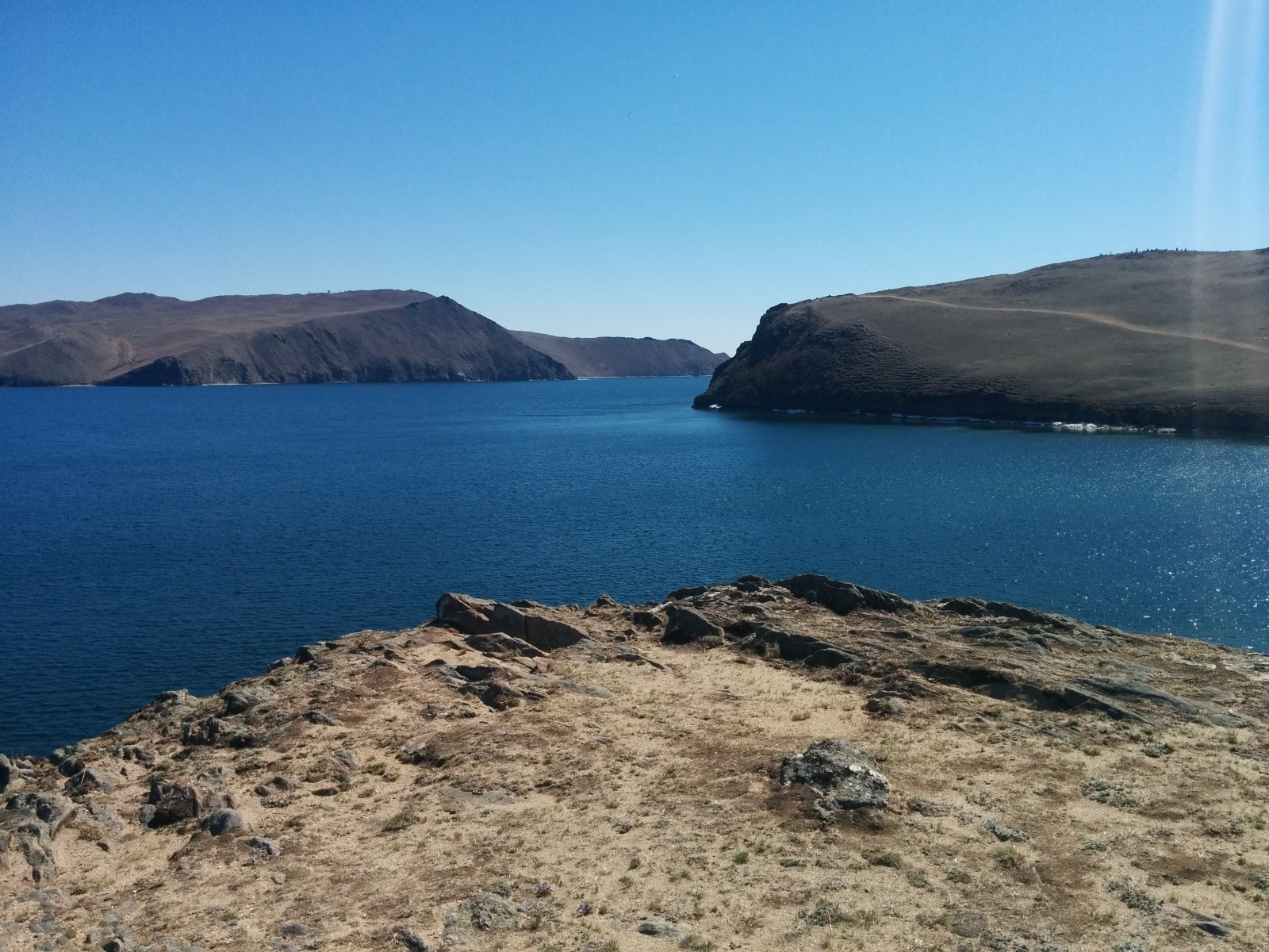 Вид со скалы на Ольхон (слева на фото) – фотографии России