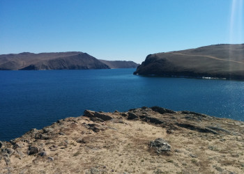 Вид со скалы на Ольхон (слева на фото) – фотографии России