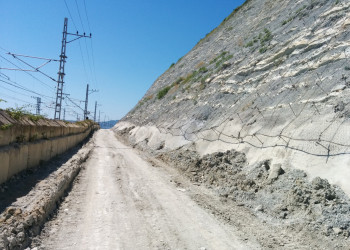 Горы вдоль побережья прикрыты сеткой, защищающей от камнепадов – фотографии России