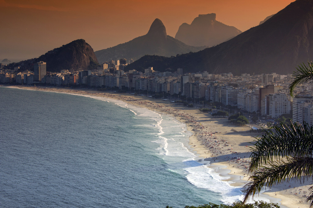 Копакабана (Copacabana) – один из самых известных пляжей Рио – фотографии Бразилии