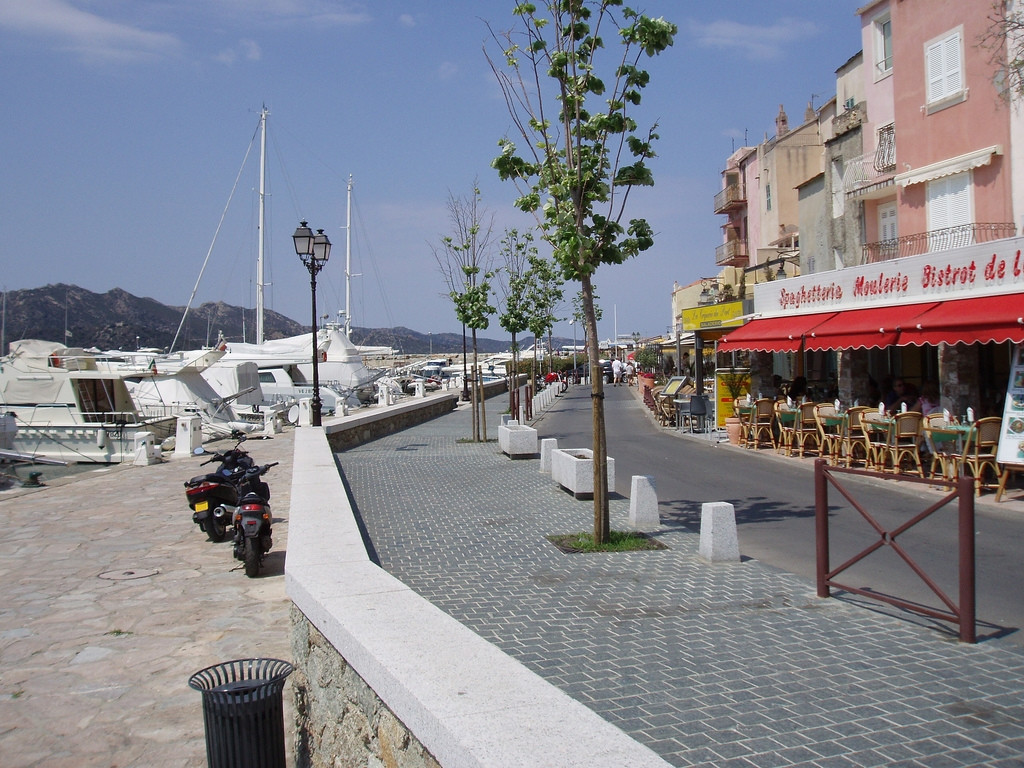 Кафе на набережной в Сен-Флоране, Франция – фотографии Франции