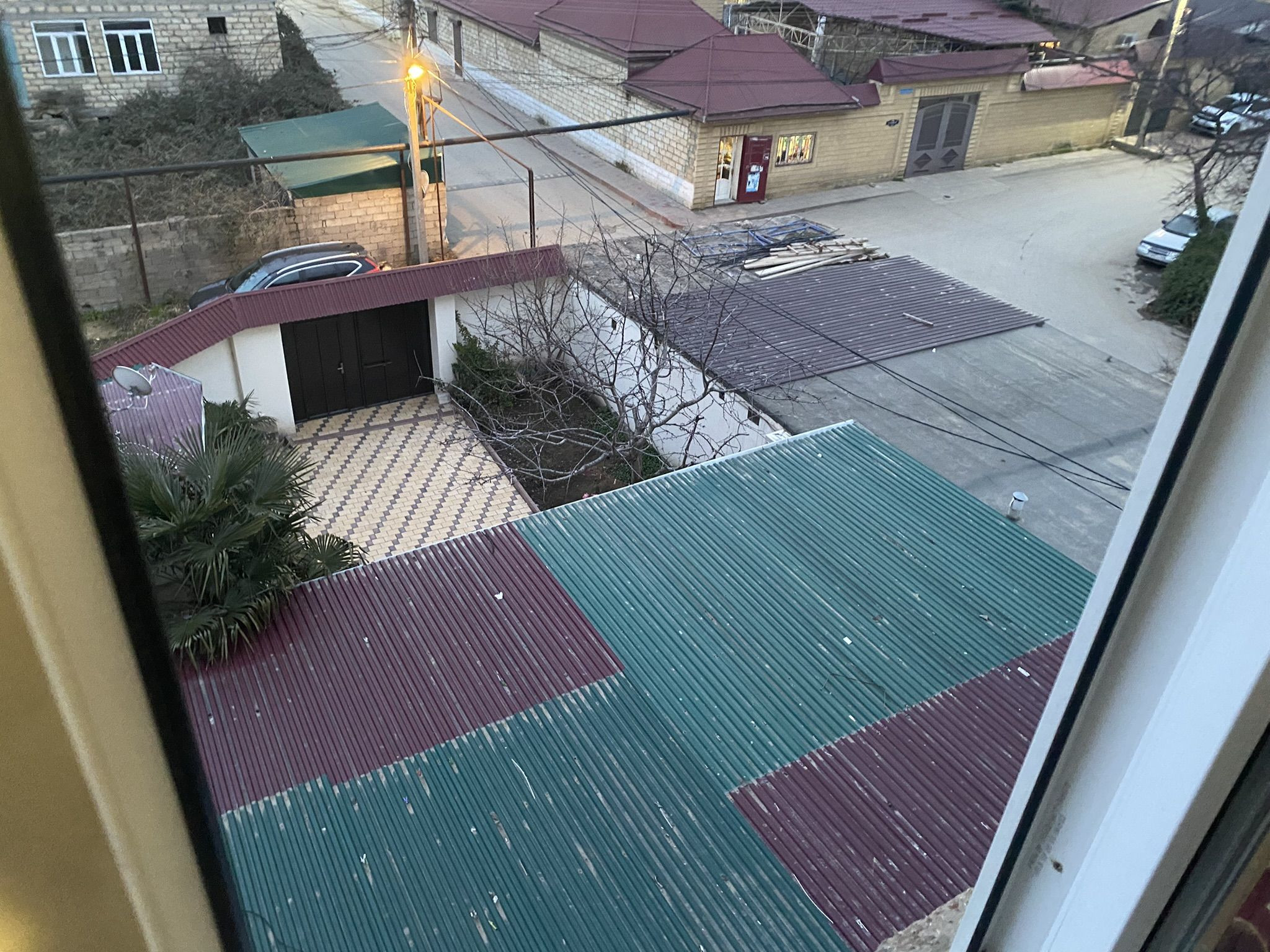 Типичный вид из окна многоэтажки в Дербенте – фотографии России